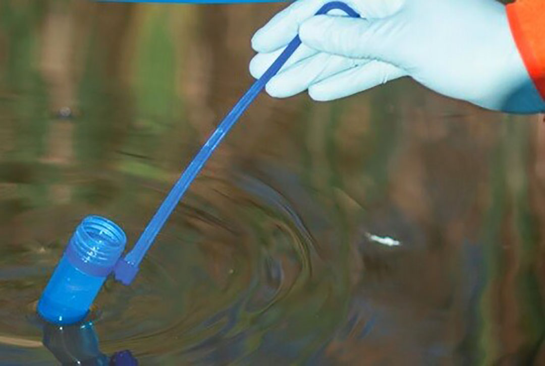 Monstername van oppervlaktewater. Foto: Hoogheemraadschap Delfland