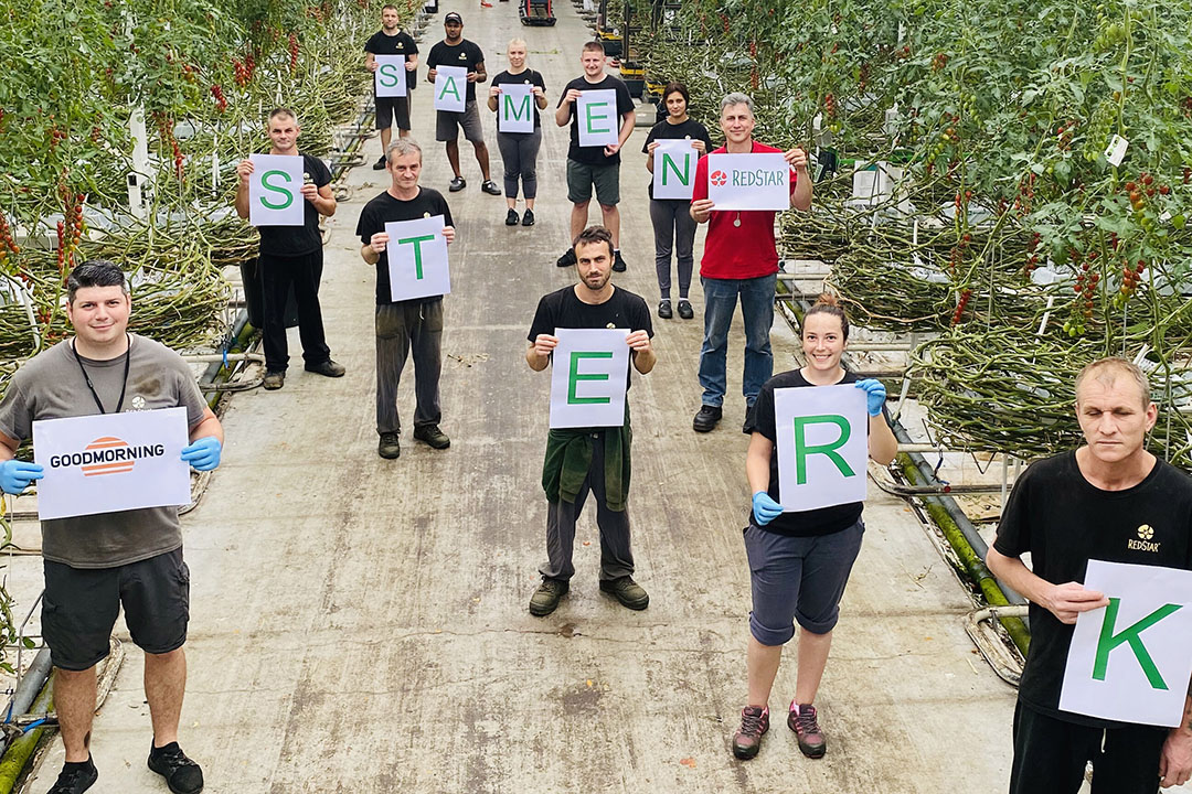 Personeel van RedStar laat in de eerste coronalockdown zien de maatregelen van 1,5 meter te onderschrijven. - Foto: RedStar