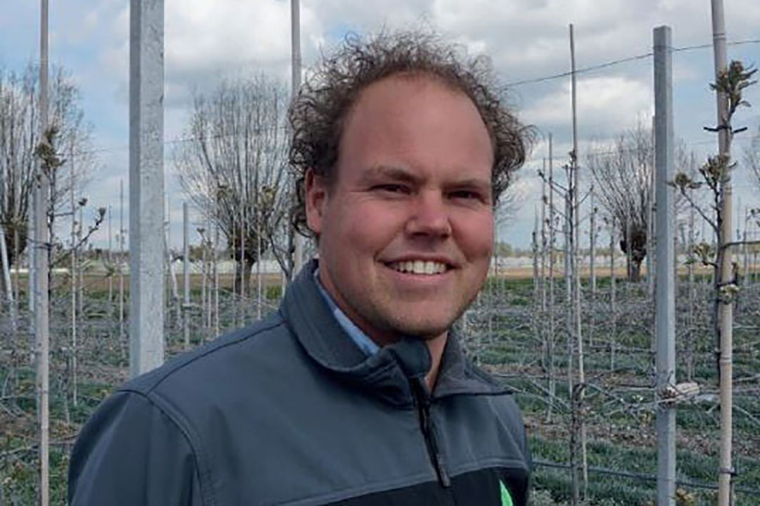 Willem Maris is adviseur fruitteelt bij Alliance. Met name in peer komen de eigenschappen van Luna Care goed tot hun recht, zo stelt de adviseur. - Foto: Bayer CropScience