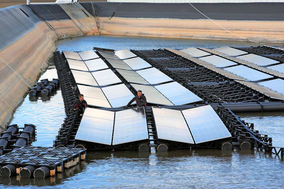 Zonnepanlen worden voor het hoogste rendement in oost-west richting geplaatst. - Foto: Harry Stijger