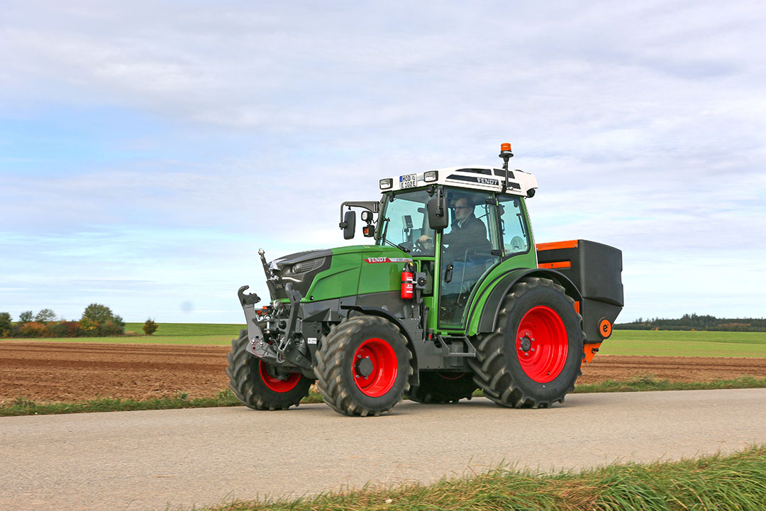 John Deere toonde enkele jaren terug deze trekker met een dik pakket accu's onder de motorkap. De afgelopen twee jaar toonde John Deere meerdere concepten van elektrische trekkers.