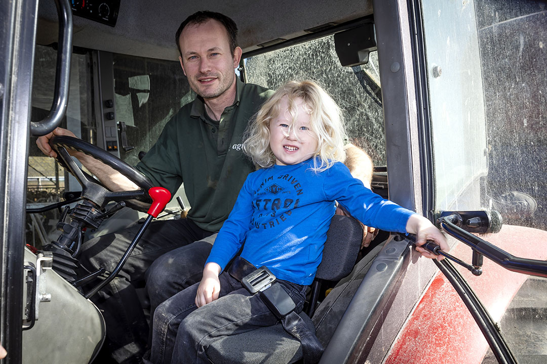 Thijs, het zoontje van melkveehouder Siem van Leeuwen uit Heenvliet (Z.H.) gaat graag mee op de trekker. De dealer monteerde daarvoor een apart zitje in de cabine. - Foto's: Dennis Wisse