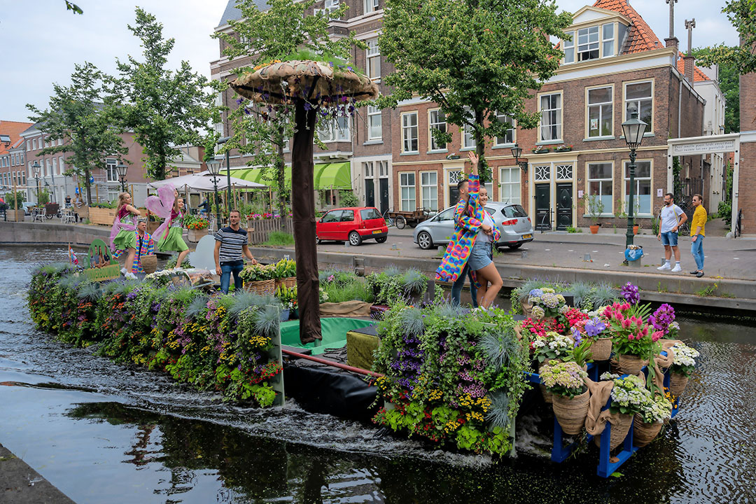 Het Varend Corso Westland zorgt normaal in Delft voor duizenden toeschouwers. Dit jaar mocht vanwege coronamaatregelen alleen een onaangekondigde funtour door de grachten varen. - Foto: Arnaud Roelofsz