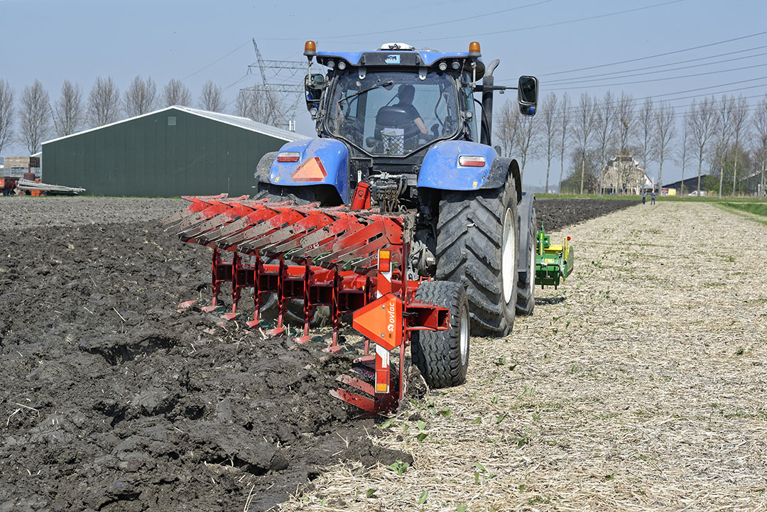 Ploegen met een ecoploeg. Zware klei kan in het voorjaar ondiep geploegd worden, het land moet dan wel vlak liggen.