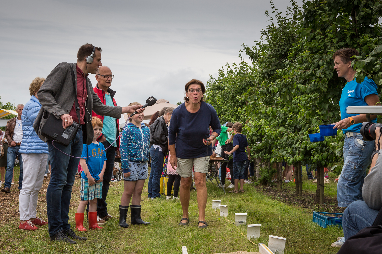 Het wereldrecord kersenpitspugen van 30 meter werd niet benaderd, maar een publiekstrekker blijft het. - foto: Peter Roek