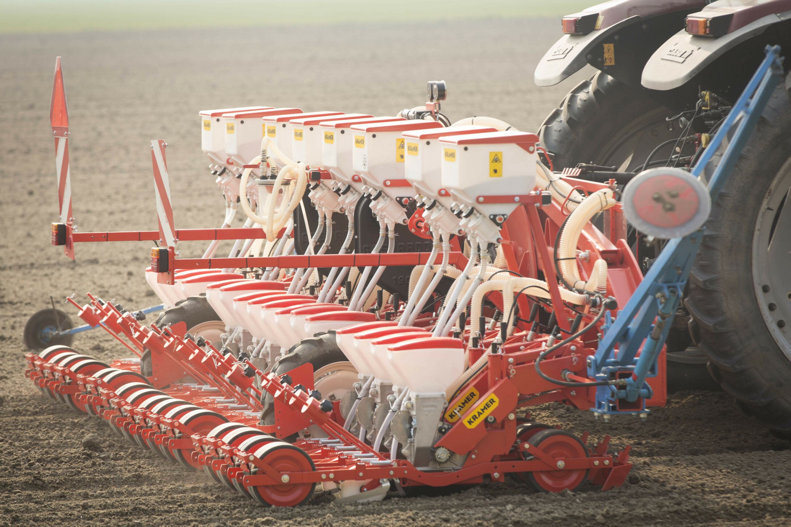 Uien zaaien met een precisiezaaimachine. - Foto: Koos Groenewold