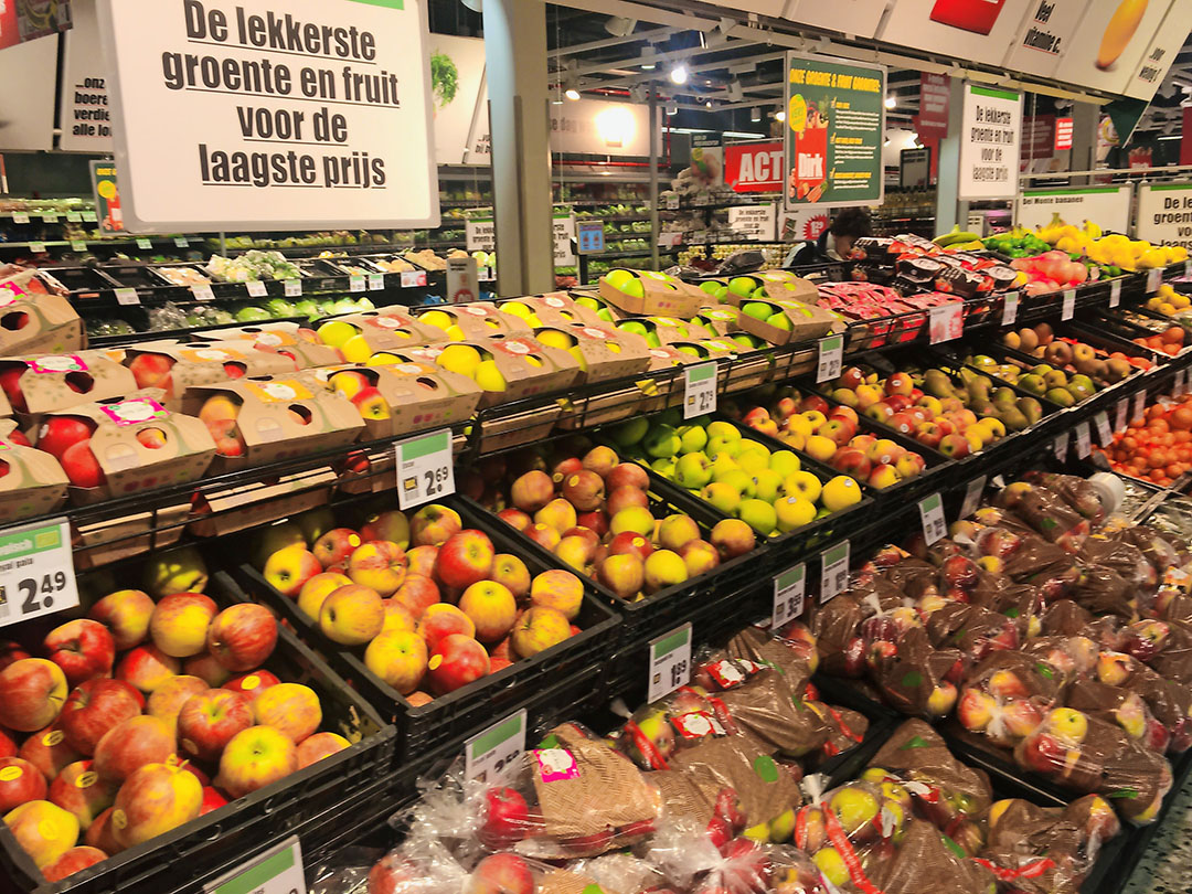 Appels en peren in het schap bij Dirk. - foto: Ton van der Scheer