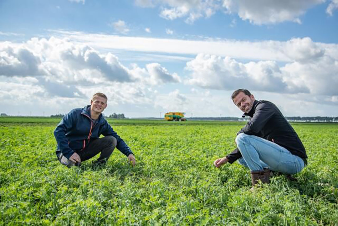 Teler Maurijn Lodders uit Dronten en HAK-inkoopdirecteur Joachiem Nieuwhoff. - Foto: HAK