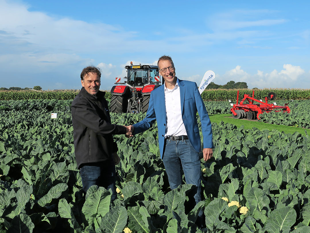 Sjaak van der Ploeg (l) van Syngenta en Toine Timmermans van Samen Tegen Voedselverspilling - Foto: Syngenta Seeds.