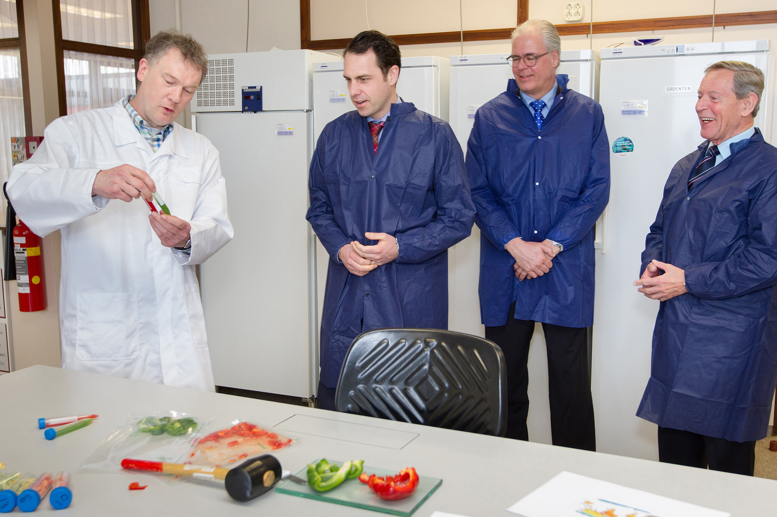 Van Dam bij een eerder bezoek aan Naktuinbouw. Foto: Naktuinbouw