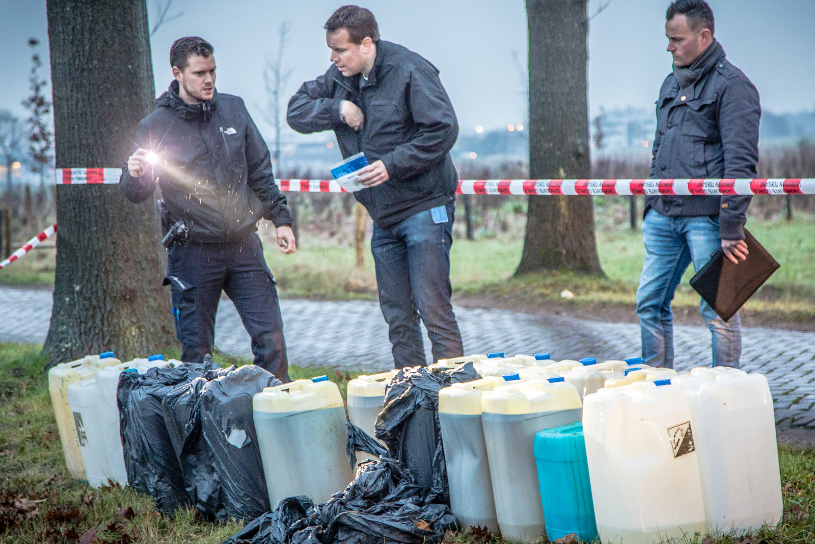 Jerrycans met chemicaliën, gevonden in een sloot in de buurt van Goirle, deze winter. Afval van een clandestien drugslab. Foto: ANP