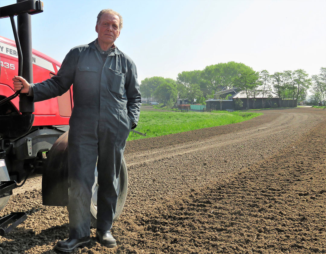 Gerrit Arkenbout (70) is nu dan toch gestopt met spruiten, teelt nog wel wat uien, aardappelen en zomergraan. - Foto: Ton van der Scheer