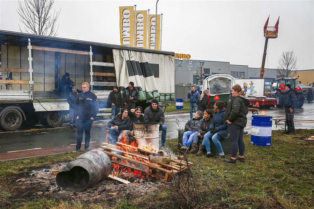 Boeren blokkeerden op 12 december een distributiecentrum van Jumbo in Raalte. Foto: ANP