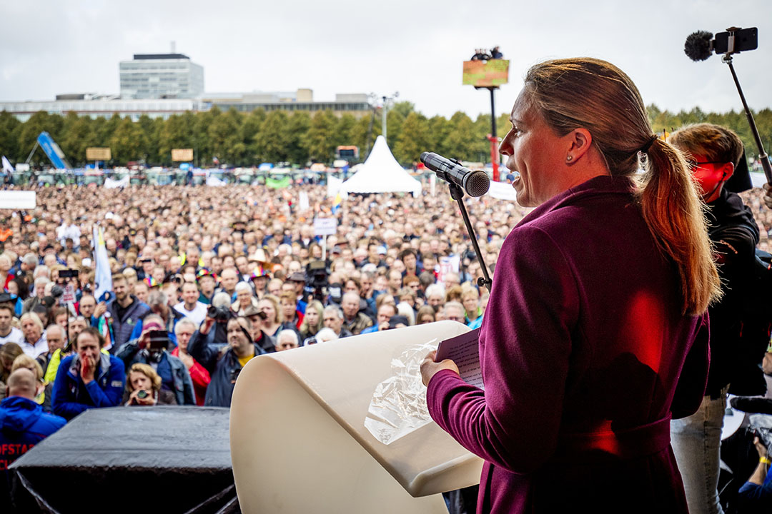 Minister Carola Schouten spreekt boeren en tuinders toe tijdens de protestactie op 1 oktober. - Foto: ANP