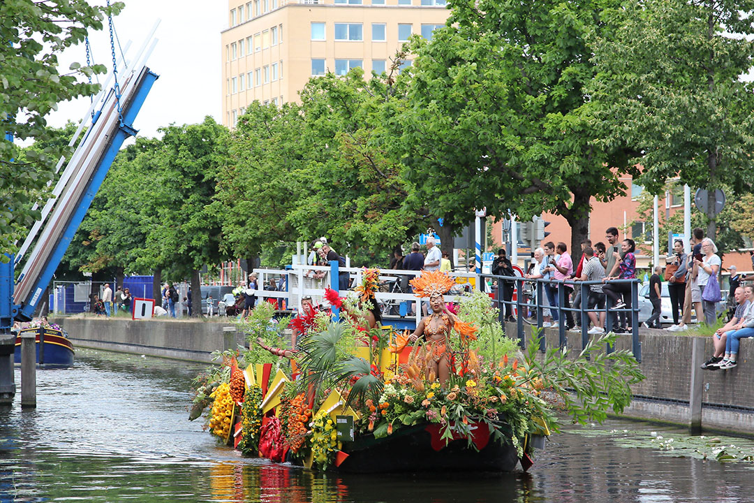 Voor het eerst deed het Varend Corso ook Den Haag aan, een lang gekoesterde wens van voorzitter Rob Baan. - Foto's: Harry Stijger