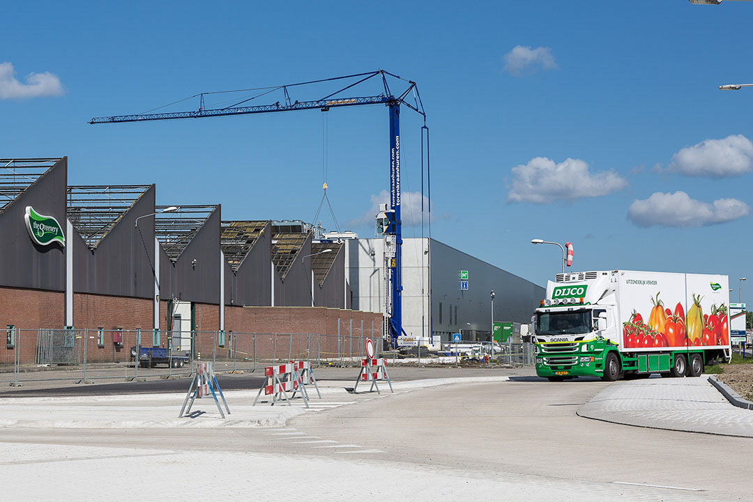 Sloop van oude veilingpanden met nieuwbouw van The Greenery op de achtergrond. - Foto: Peter Roek