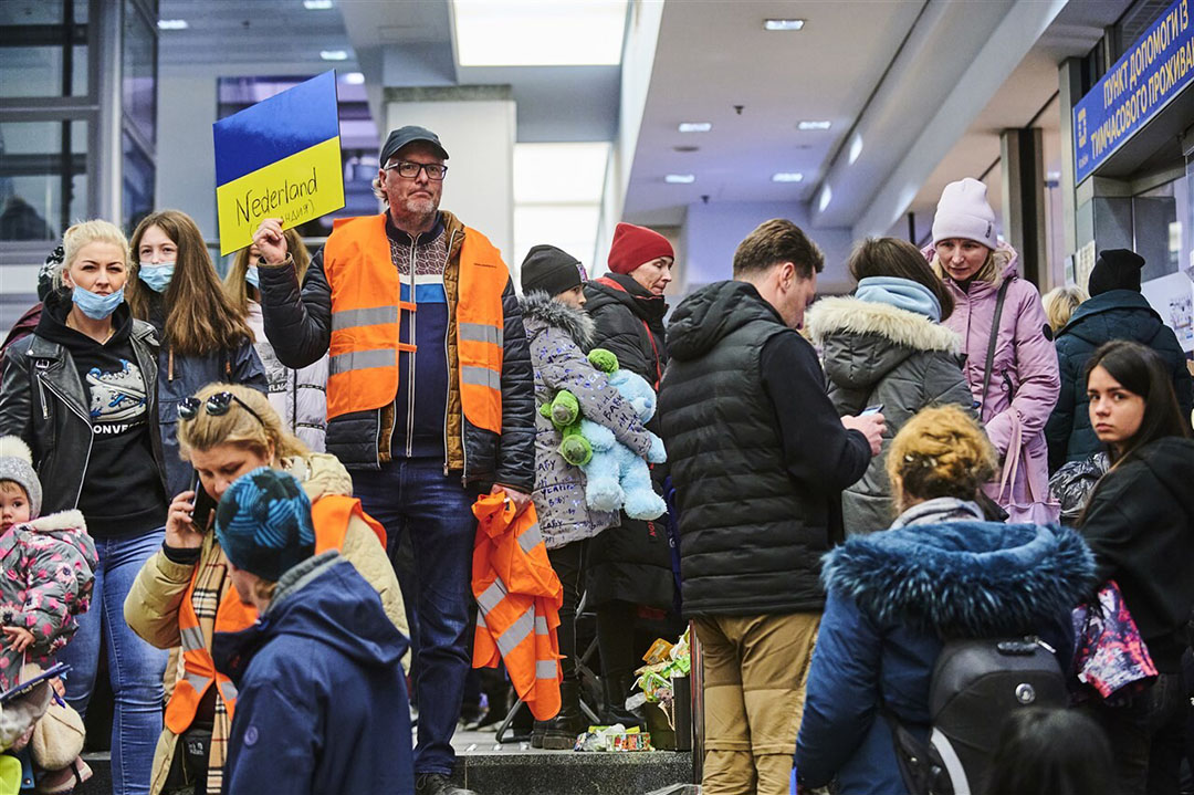 Vluchtelingen uit Oekraïne worden vanaf het het station per bus vervoerd naar opvanglocaties in heel Europa. - Foto: ANP