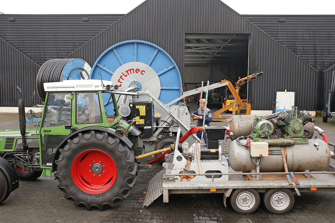 Laat jaarlijks het water van de haspel en pomp-set. Hiermee voorkom je dat de slangen en turbine van de haspel of de pomp bevriezen en vervolgens kapot barsten. Daarnaast is het van belang om oliën te controleren en waar nodig te verversen. - Foto's: Hans Prinsen