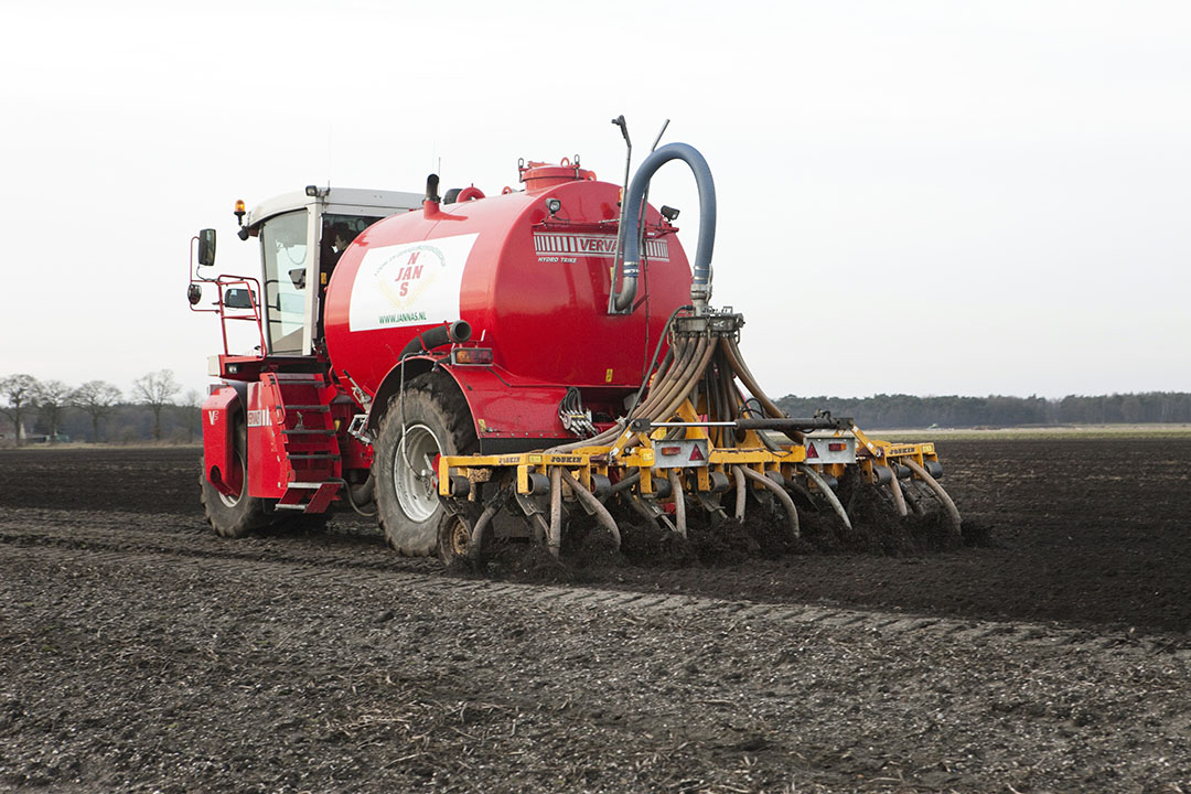 Uitrijden van drijfmest op bouwland. Omdat de exacte gehaltes pas bij levering bekend zijn, kan het mineralenplan gedurende het seizoen aangepast worden. - Foto: Bart Nijs