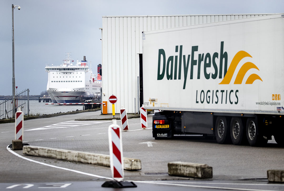 Vrachtwagen bij de veerboot Hoek van Holland-Harwich. - Foto: ANP