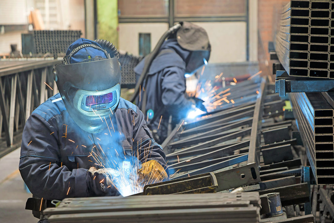 In de fabriek in Monster maakt Kubo zijn eigen kasonderdelen. - Foto: Joef Sleegers