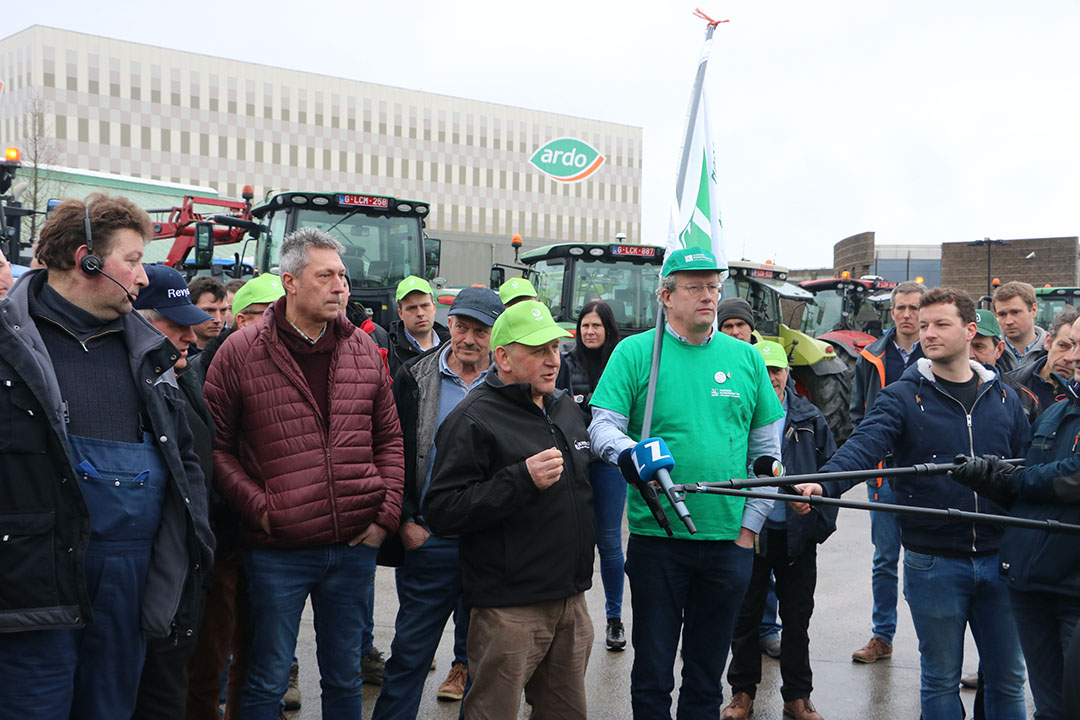 Protest van telers op vrijdag 11 februari bij diepvriesbedrijf Ardo in Ardooie. - Foto: Pieter van Oost