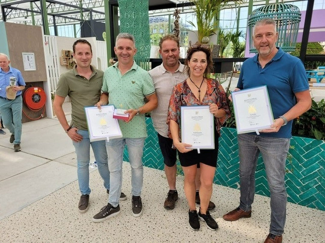 De winnaars van de smaakproef op een rij. Van links naar rechts Camiel Karremans en Arno Loos van Kwekerij Loos, David en Wendy van Sprundel van Tuinderij de Hoge Akker en Rob van der Weele van The Greenery. - Foto: The Greenery