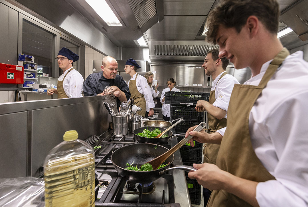 Weer meer uit eten gaan brengt de consumptie van groente en fruit een heel klein beetje omlaag. - Foro: ANP / Roger Dohmen Fotografie