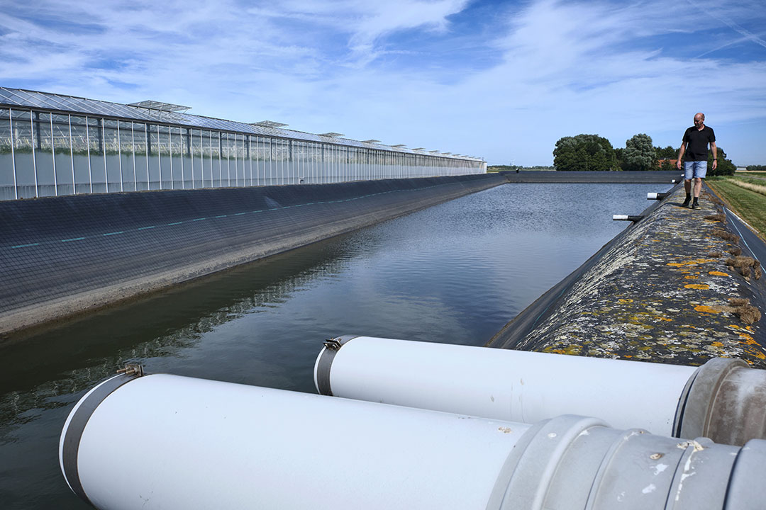 Het waterbassin begint aardig leeg te raken. - Foto: Roel Dijkstra