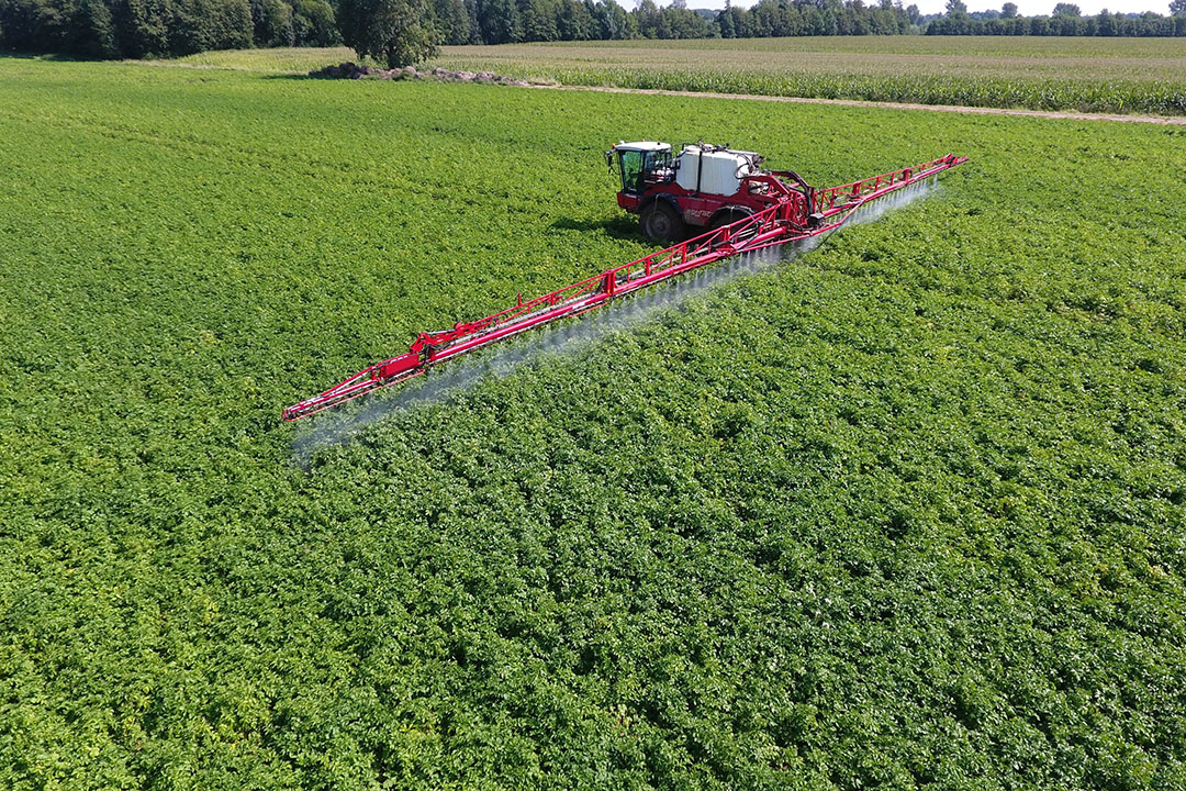 Toepassen van een gewasbeschermingsmiddel. Brancheorganisaties Artemis en CropLife NL verwachten een sterke groei van het aandeel groene middelen. - Foto: Henk Riswick