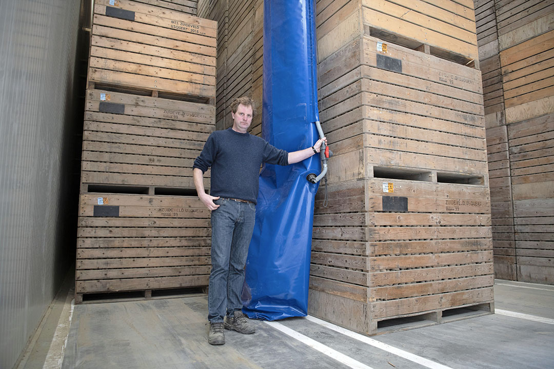 Heero Zuidema: "Normaal betaal ik voor de bewaring grofweg € 40 per kist, maar ik ben bang dat dat nu veel meer zal zijn als gevolg van de hoge stroomprijzen." - Foto: Mark Pasveer.