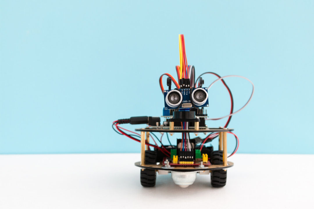 Op de basisschool hadden we een robot in de klas. In die tijd had ik het idee dat er wel snel veel slimmere robots zouden komen.  - Foto: Canva/Oleisa Kononenko