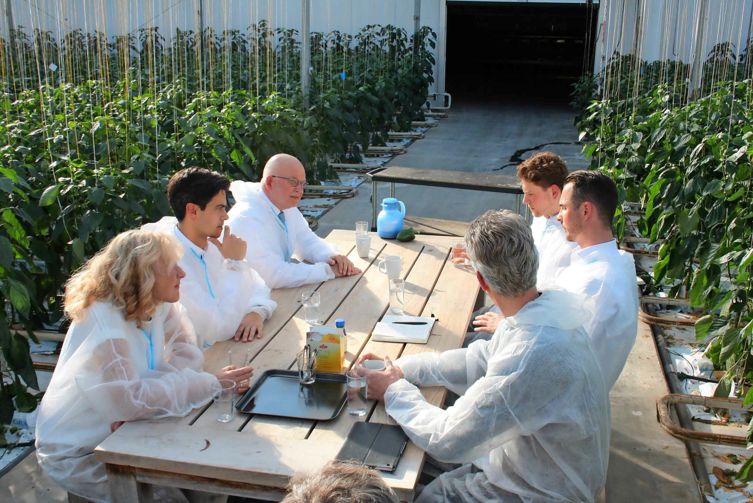 Adri Bom-Lemstra links met naast haar minister Rob Jetten (EZK) en Henk Staghouwer (oud-minister van LNV). - Foto: Roger Abbenhuijs