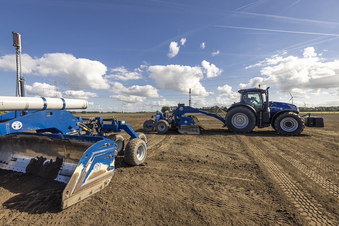 Op 21 september kilverde Loonbedrijf Hendriks dit perceel van een melkveehouder in Swifterbant (Fl.) vanwege landruil met een akkerbouwer voor uienteelt. De interesse voor kilveren neemt toe in Flevoland omdat percelen daar nu ook minder vlak zijn. - Foto: Koos Groenewold