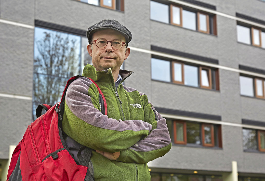 Laurens de Vries, hoogleraar complexe energietransities: "De glastuinbouw is een energie-intensieve sector, die heel interessant is omdat daar allerlei dingen bij elkaar komen, zoals licht, warmte en CO2-vraag." Foto: Joef Sleegers