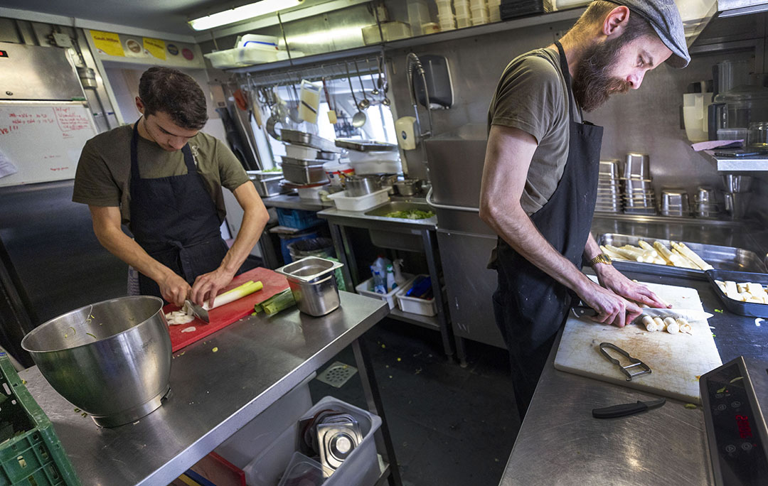 Restaurant Héron in Utrecht heeft een groene Michelin-ster en verwerkt groenten van teeltbedrijf A8 in Doorn, maar vindt veel variatie in smaken in een voedselbos in Haarzuilen. - Foto: ANP / Werry Crone