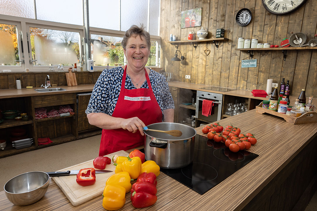 Henriëtte van den Hoek in haar kookstudio. "We wilden het echt anders gaan doen, het werkplezier is terug." - Foto: Peter Roek