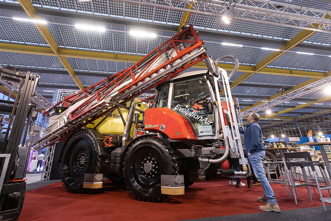 Hollands Noordkop heeft een Massey Ferguson 5S.135 en getrokken Hardi-spuit samengevoegd tot een zelfrijdende spuit. Het belangrijkste argument voor de ombouw is de relatief korte afstand tussen de spuitdop en de vooras.  - Foto’s: Bob Karsten