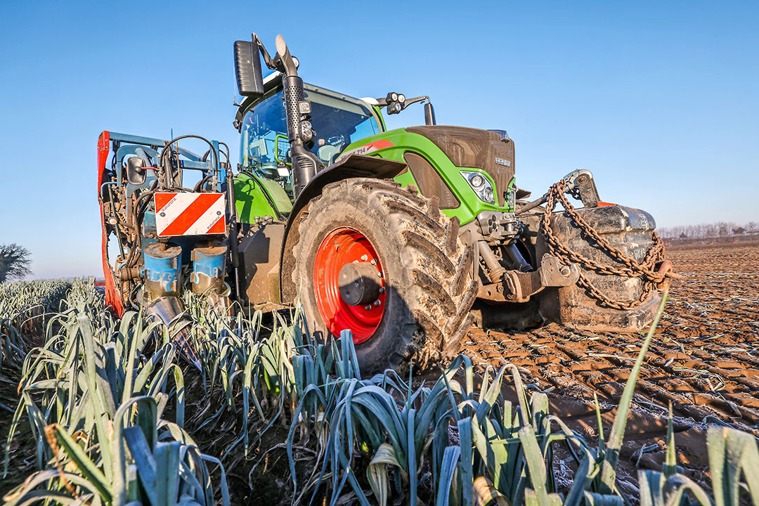 Twan Wijnen ervaart dat het dit jaar veel lastiger dan in voorgaande jaren is om de benodigde grond bij elkaar te krijgen. - Foto: Bert Jansen.