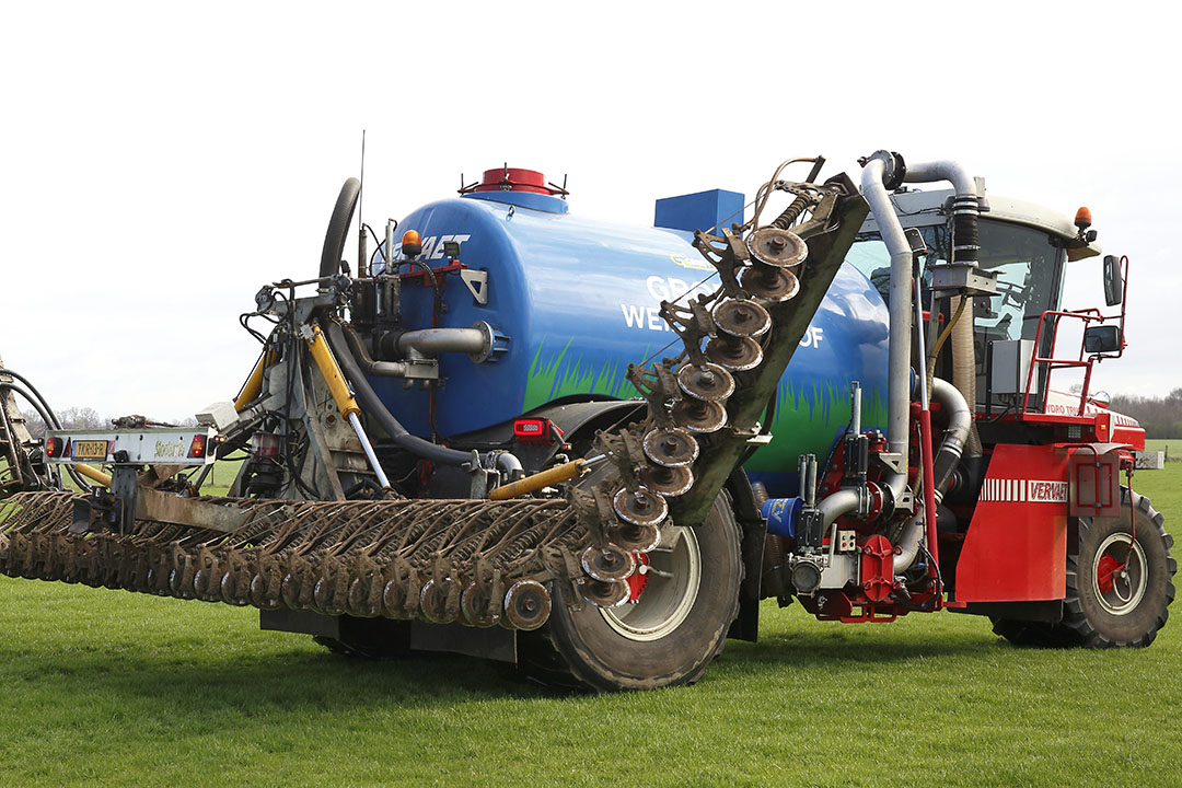 Slootsmid Mesttechniek ontwikkelde in het kader van het project Kunstmestvrije Achterhoek samen met Groot Zevert deze nieuwe SGWM-graslandbemester. De eerste versies werkten nog met sleufkouters. De huidige versies hebben schijven. - Foto: Hans Prinsen