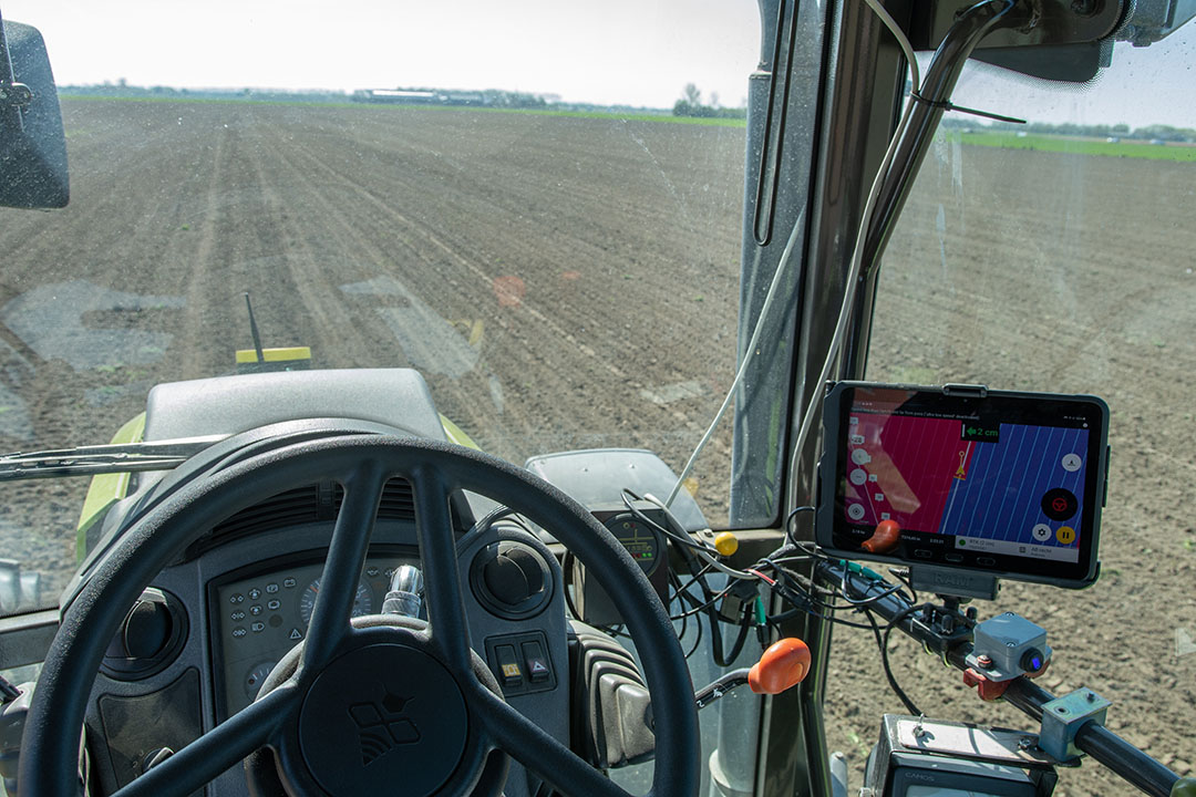 Fieldbee bouwt gps-systemen voor een scherpe prijs. 2,5 cm nauwkeurig werken voor minder dan € 5.000. - Foto: Jacco van Erkelens