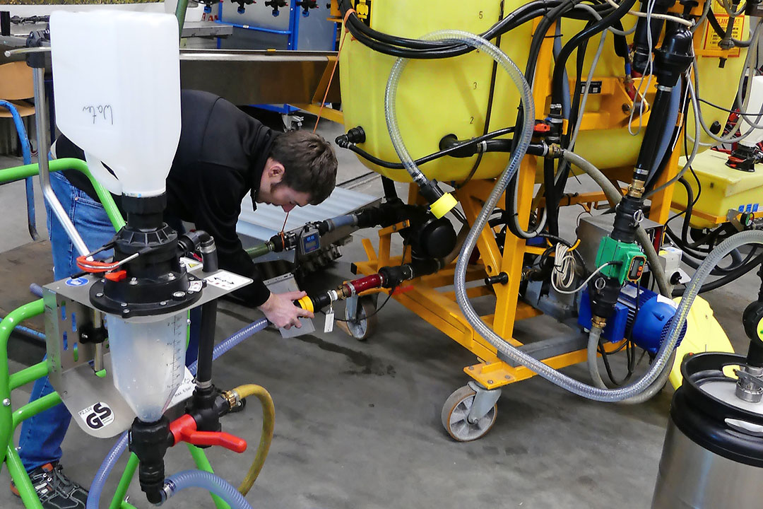 Gesloten vulsystemen voor chemische middelen worden verplicht. De jerrycans tot 20 liter worden daarvoor ook aangepast. - Foto: Martin Smits