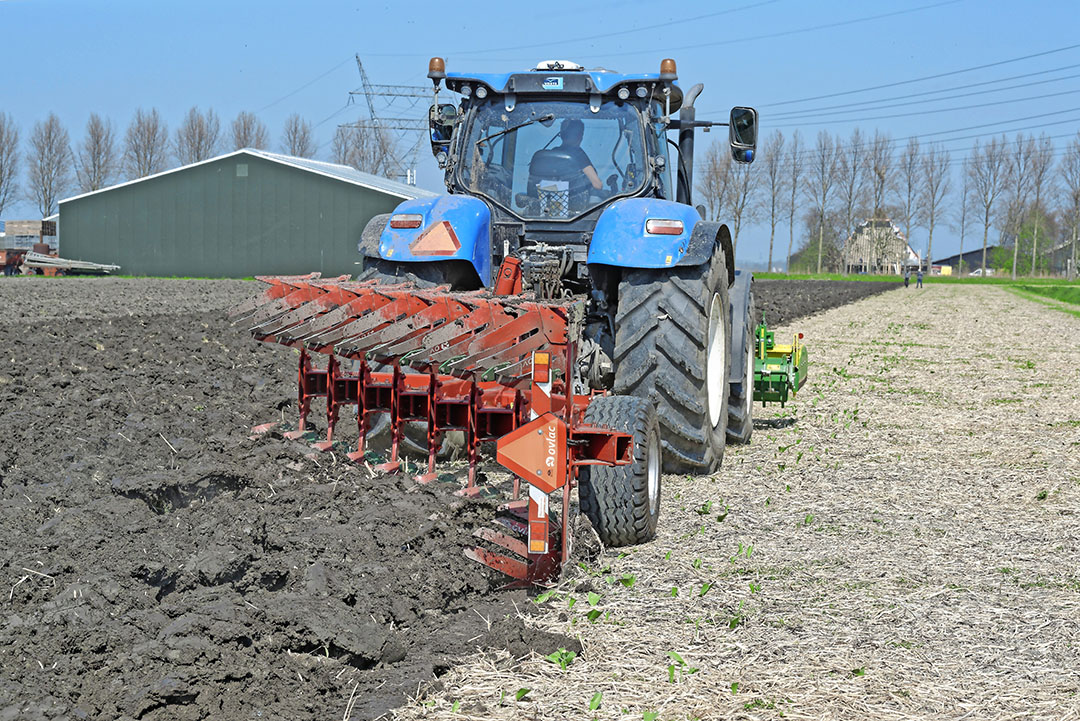 Peter Appelman: ”We klepelen de groenbemester en daarna zetten we de frees en de ecoploeg in. Dat zie ik niet meer veranderen.” - Foto: Lex Salverda