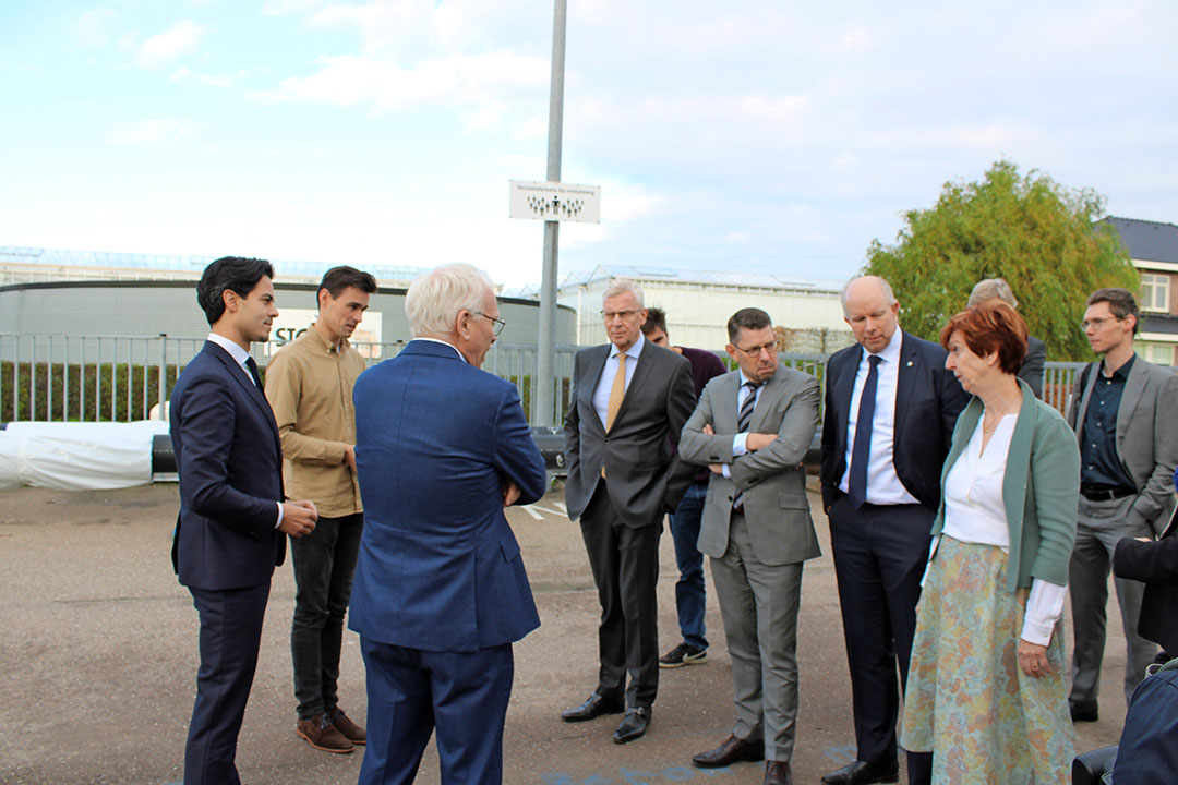 Ministers Jetten en Adema en staatsecretaris Van Rij op bezoek in het Westland. Hoe ze met de energiebelastingen en het individueel af te rekenen sectorsysteem de emissiedoelen van de glastuinbouw willen halen, wordt duidelijk op Prinsjesdag. Foto: Ton van der Scheer