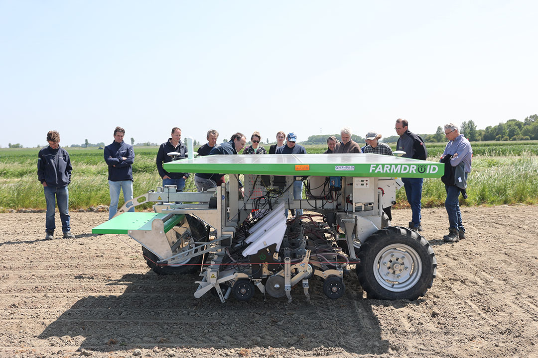 Goede belangstelling van telers en hun zakelijke omgeving voor de praktijkdemonstratie van veldrobots en onkruidbestrijders op proefboerderij Rusthoeve in Colijnsplaat (Zld.) De Deense Farmdroid zaai- schoffel/wiedrobot is een praktijkrijpe machine, waarvan er in Nederland al enkele draaien, wereldwijd honderden. - Foto's: Dennis Wisse