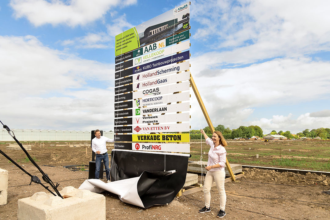 Allison Thomas, Chief Operations Officer en Dirk Neelis, Chief Financial Officer van Enza Zaden onthulden het bouwbord en gaven zo het startsein voor de bouw van de biologische productielocatie. - Foto: Pieter Prins Fotografie