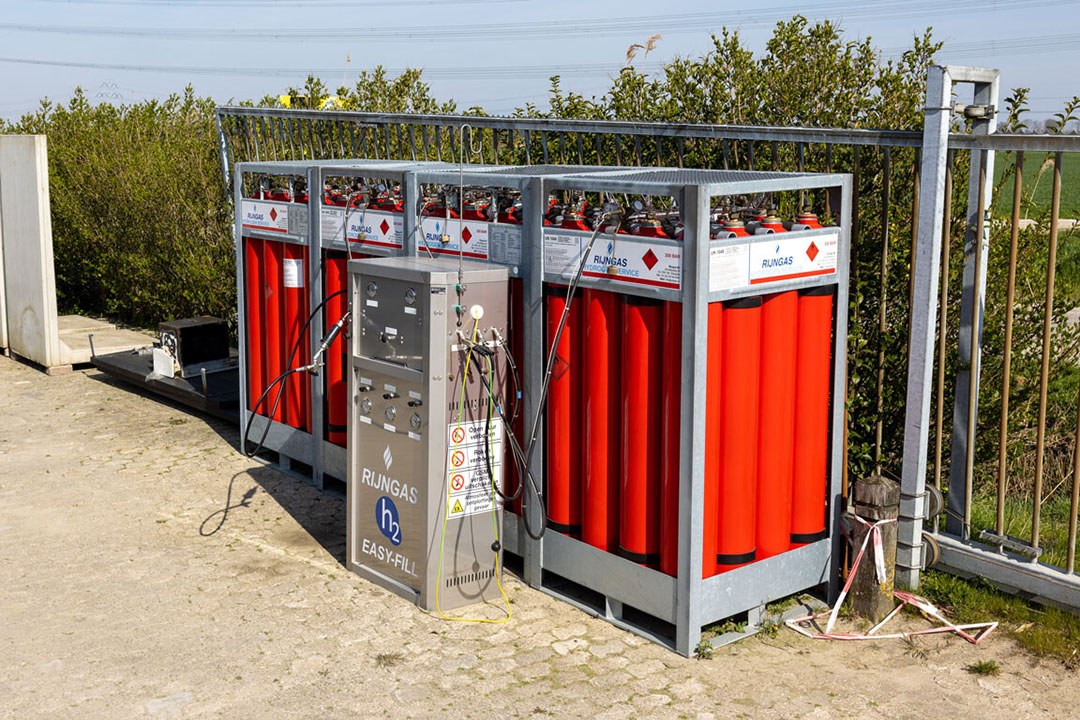 Waterstof-laadstation op een agrarisch bedrijf. Rob Baan ziet wel wat in het idee Tanken bij Tuinders. - Foto: Peter Roek