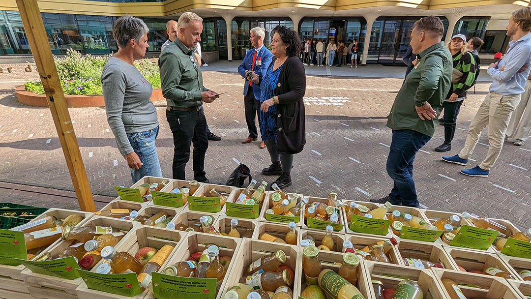 Kamerlid Caroline van der Plas (BBB) in gesprek met sapmaker Alex Poortinga (Flevosap) over de verhoogde verbruiksbelasting. - Foto's: Jan Braakman