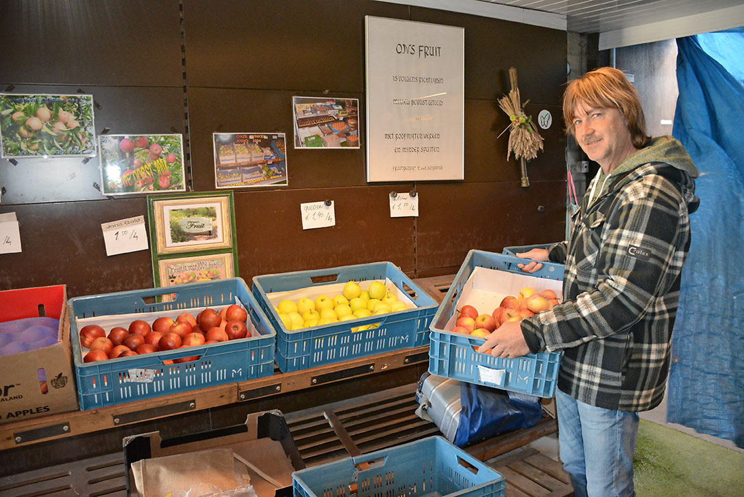 Huisverkoop bij fruitteler Egon Schrama. - Foto: Ank van Lier