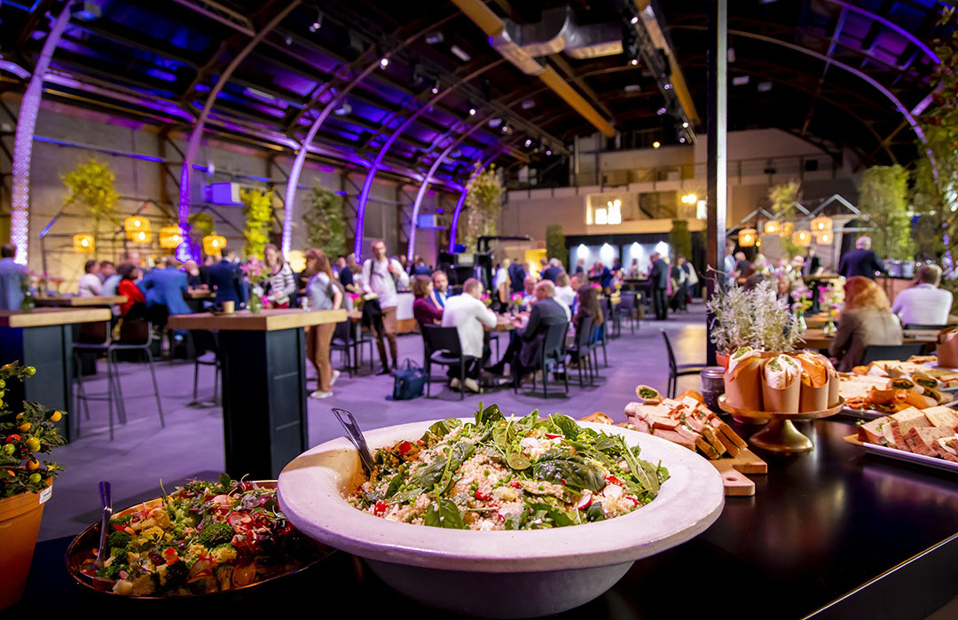 Lunchbuffet op een congres. Groente- en fruitinkoop in horeca en catering krimpt in volume, maar stijgt in omzet.